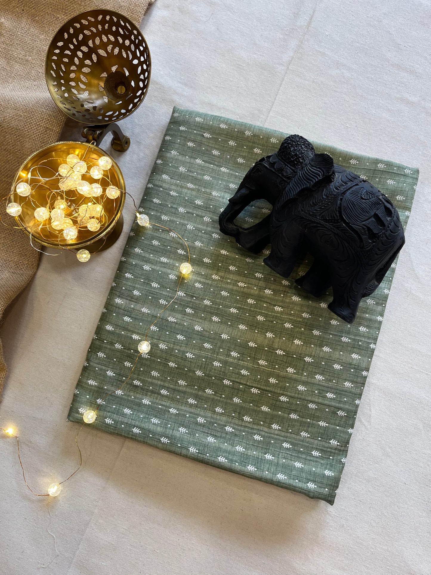 Chic Linen Saree with Lacy Border – Modern Handloom Design