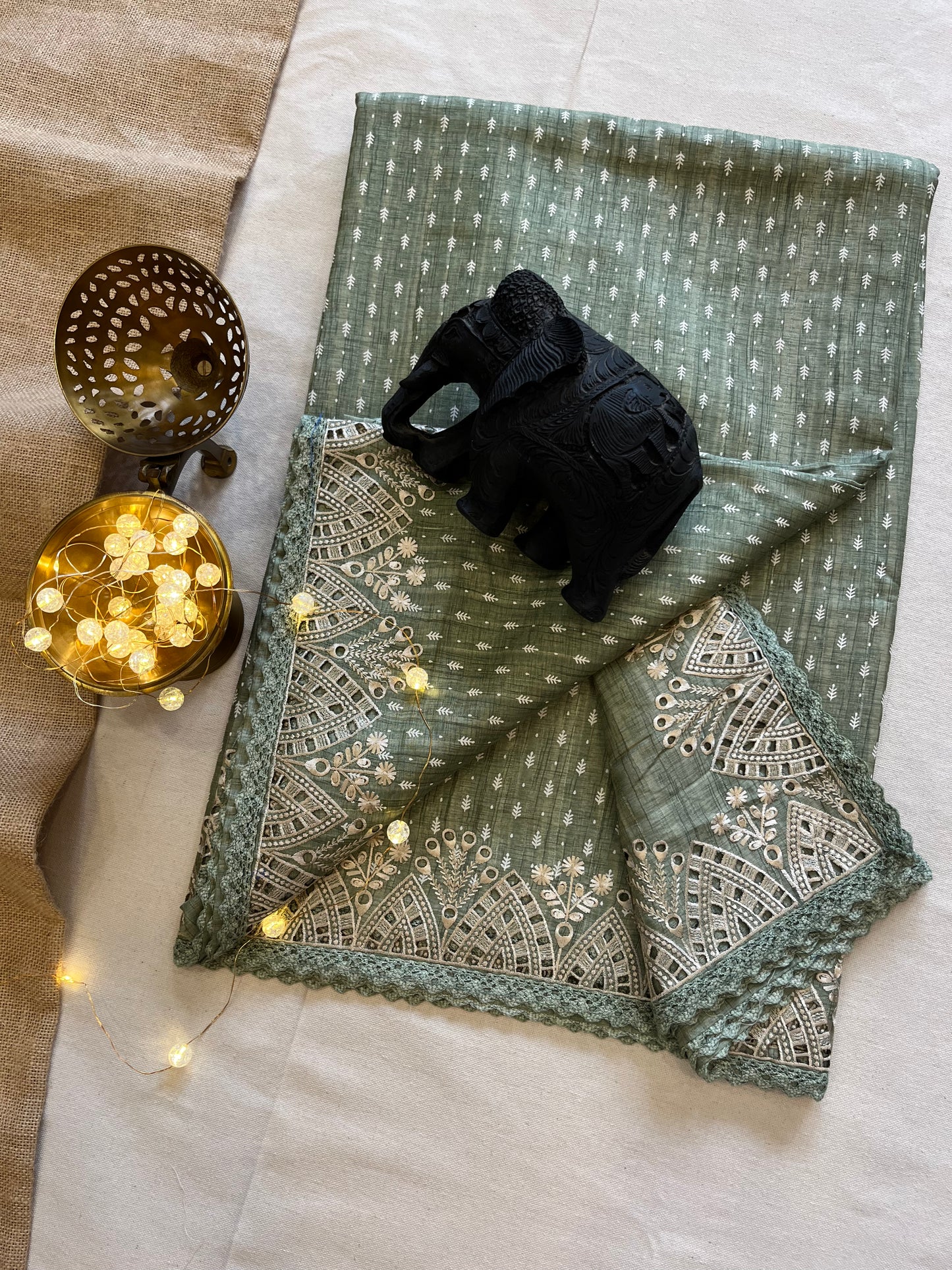 Chic Linen Saree with Lacy Border – Modern Handloom Design