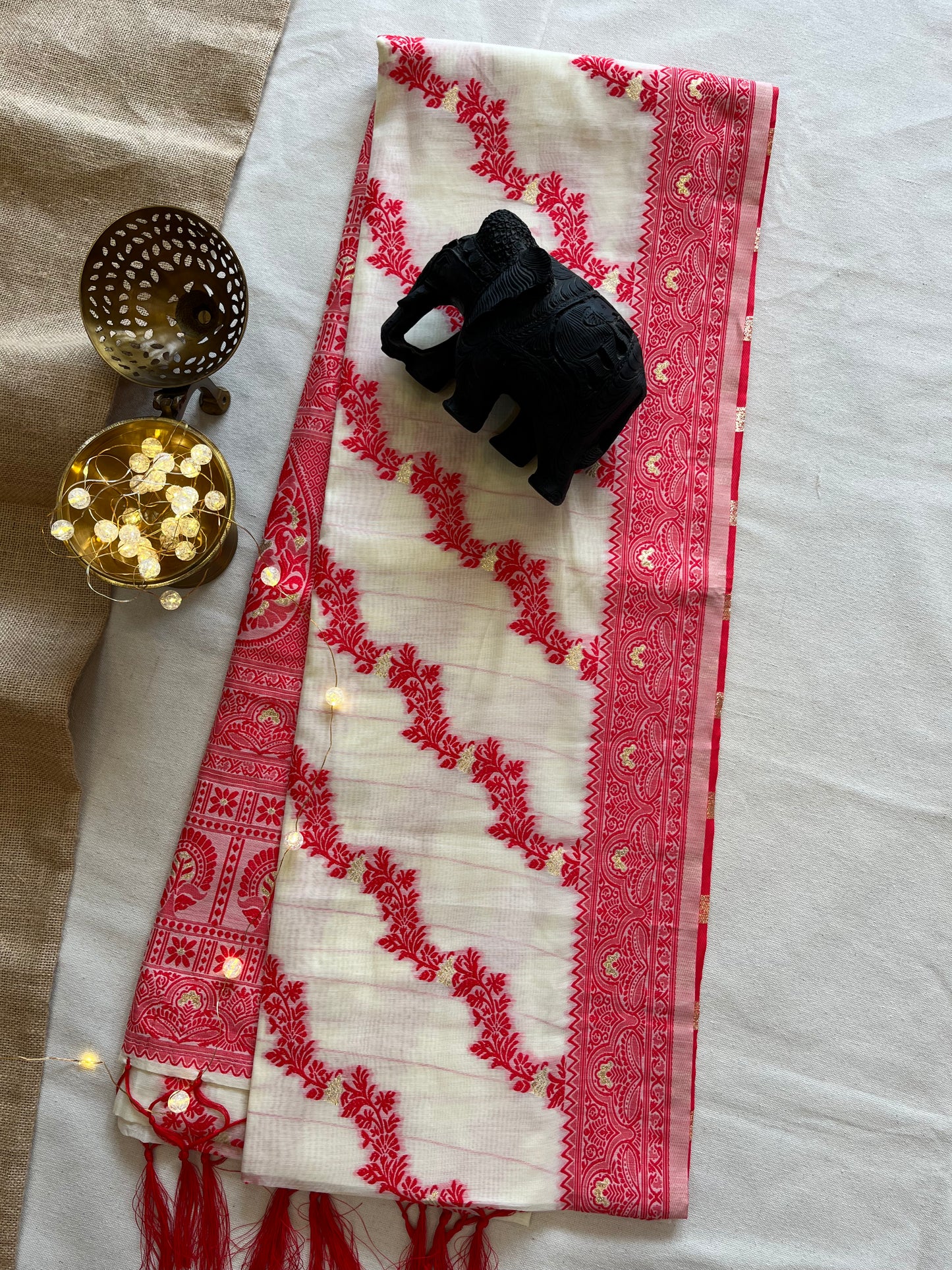 Traditional Agomoni White and Red Saree – Timeless Bengali Elegance