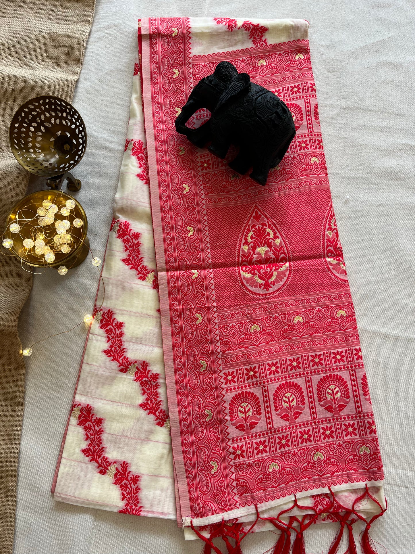 Traditional Agomoni White and Red Saree – Timeless Bengali Elegance