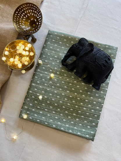 Chic Linen Saree with Lacy Border – Modern Handloom Design