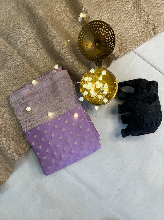 Graceful Silk Saree with Floral Motif – Pure Elegance